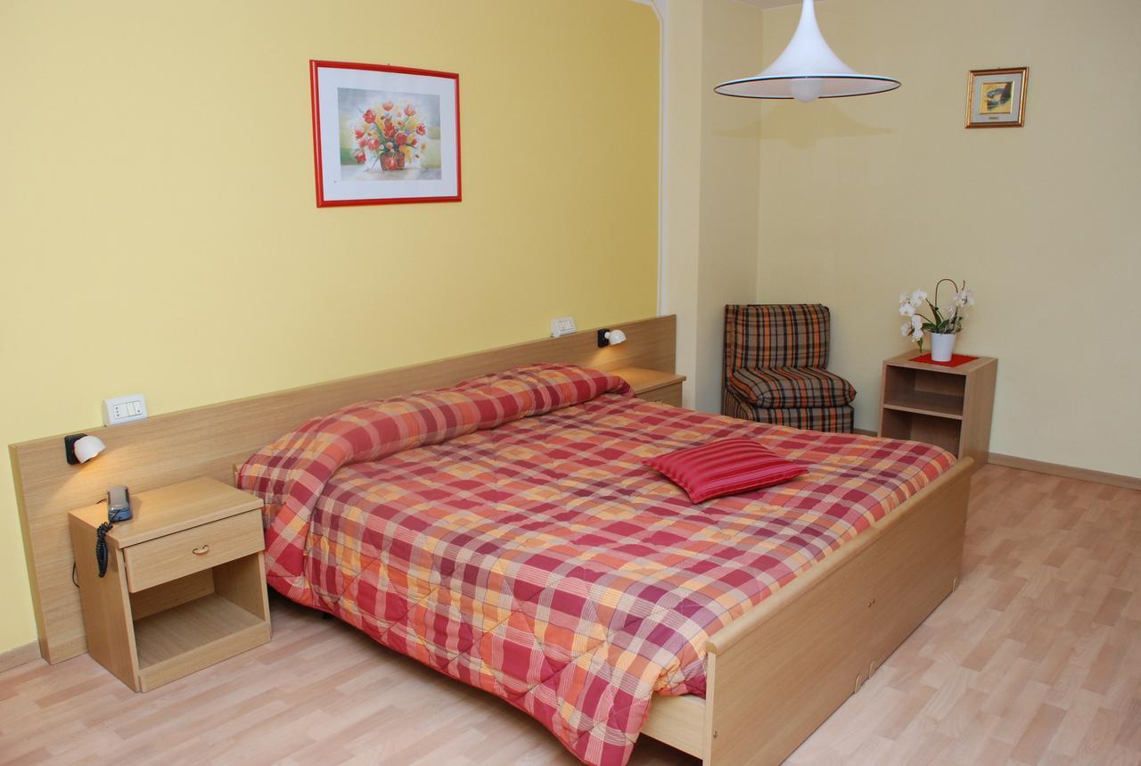 Roncone Albergo Ginevra מראה חיצוני תמונה